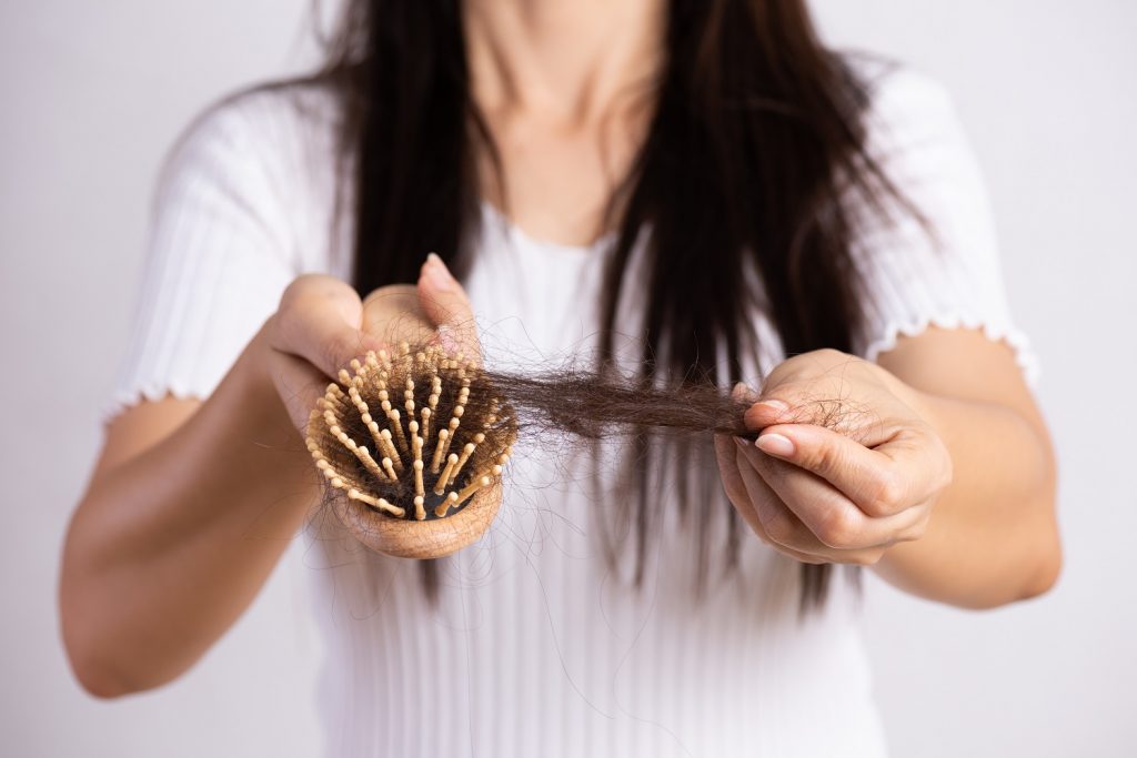 Rambut yang rusak dan rambut rontok. Gambal oleh model Nanonatura