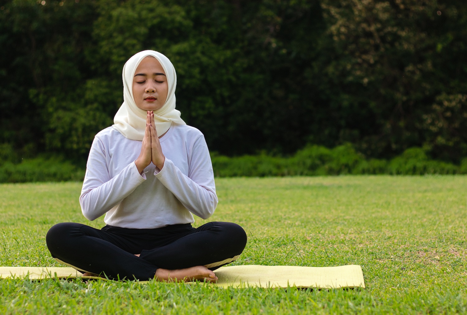 wanita muslim melakukan meditasi dan yoga