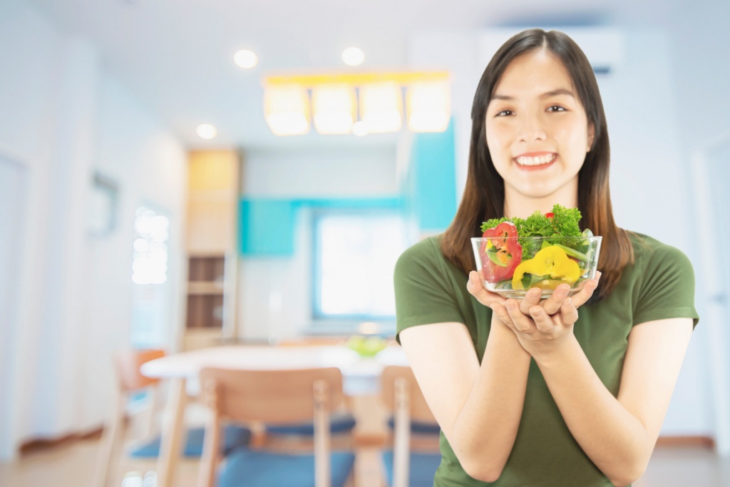 Pola Makan sehat dengan buah dan sayuran. Foto model nanonatura